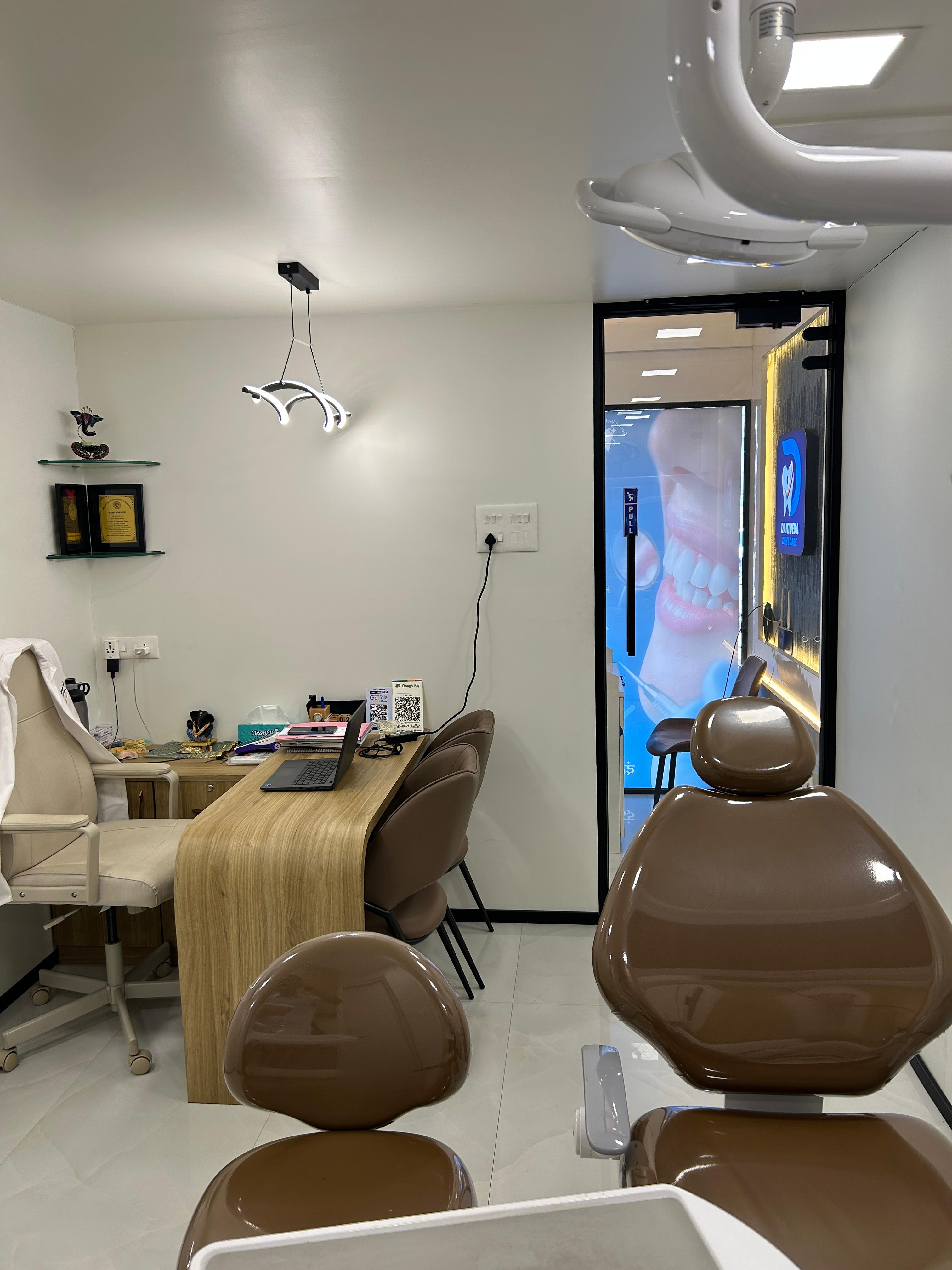 Dantveda Dent Care reception nook with mirror and pendant light