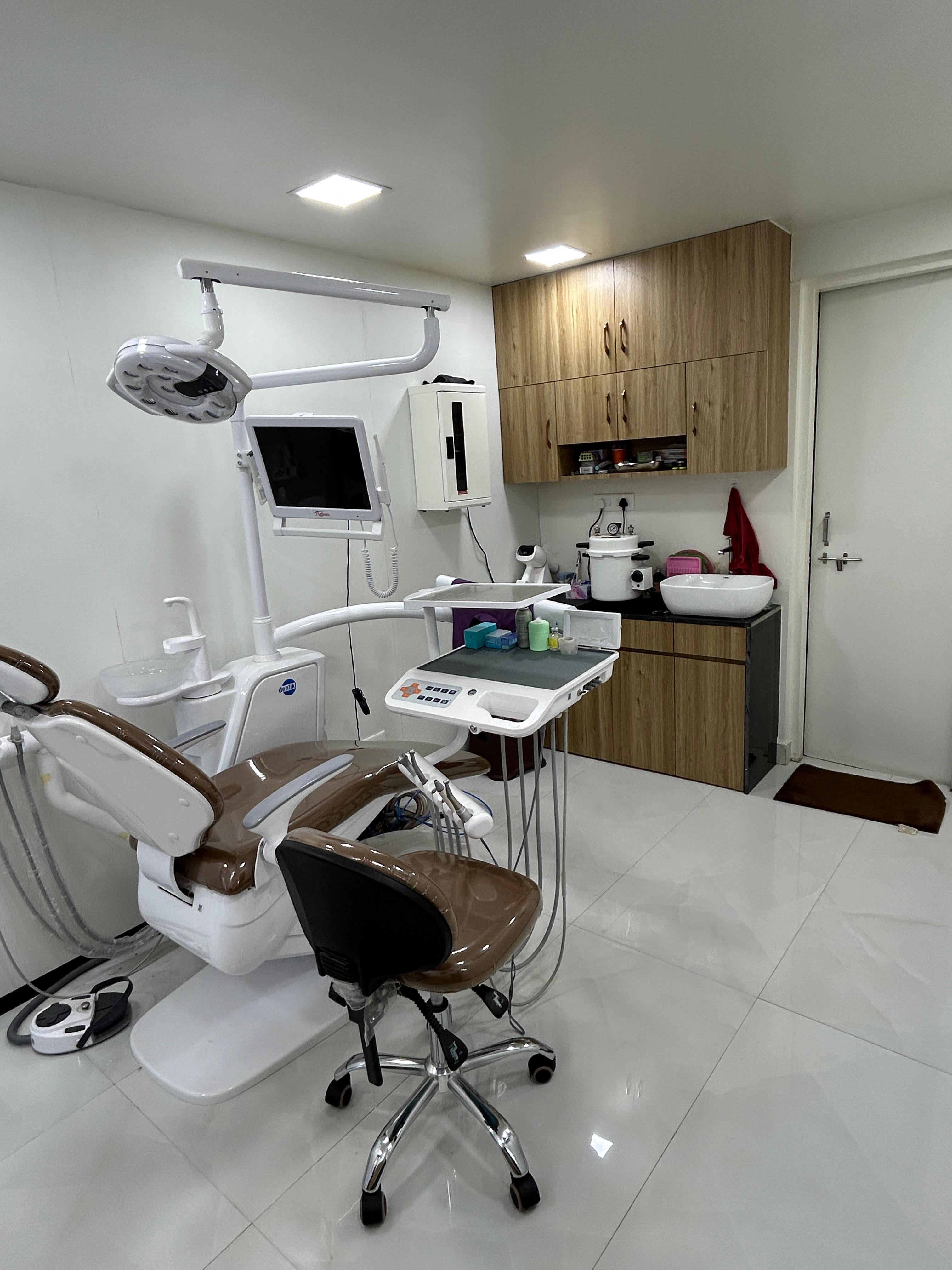 Second treatment bay with dental equipment
